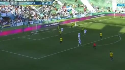 Ocampos estaba sin ángulo, pero no le importó nada: ¡golazo imposible!