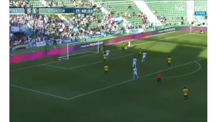 Ocampos estaba sin ángulo, pero no le importó nada: ¡golazo imposible!