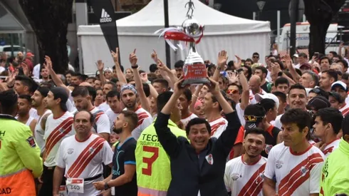 Ya pensando en Boca: River la rompió toda con el cartel de llegada que metió en su maratón