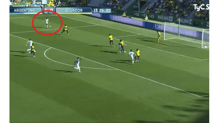 Acuña ni quiso pegarle al arco, pero un desvío marcó el 2-0 de Argentina