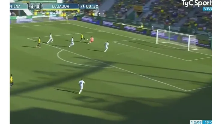 Foyth arrancó dormido el segundo tiempo y por poco le regala un gol a Ecuador