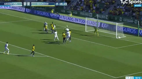 Una vez más de cabeza: un Alario prendido fuego abrió el marcador ante Ecuador