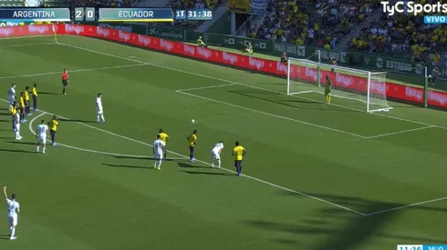 Paredes puso el tercero de Argentina de penal, tras pelearse con Lautaro