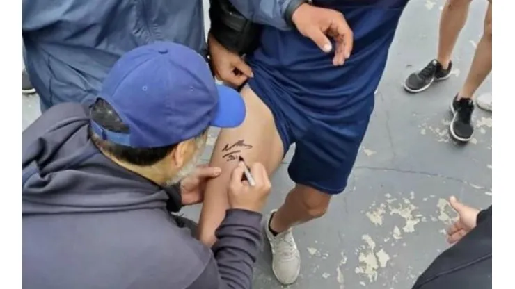El momento de la firma de Diego.
