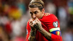 Sergio Ramos besándose la camiseta de España.