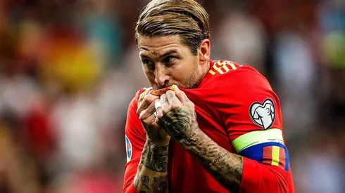 Sergio Ramos besándose la camiseta de España.