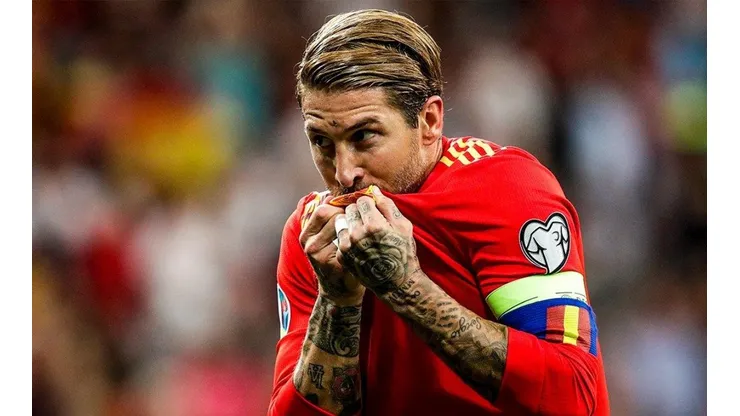 Sergio Ramos besándose la camiseta de España.