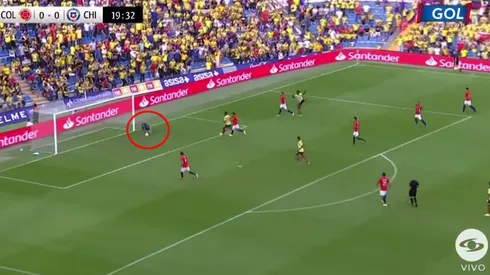 Foto de Claudio Bravo impidiendo el gol.