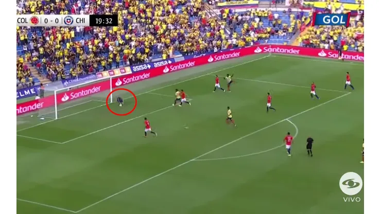 Foto de Claudio Bravo impidiendo el gol.
