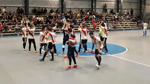 Foto de los jugadores de River despidiéndose.