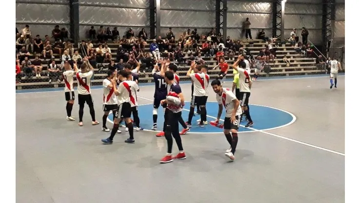 Foto de los jugadores de River despidiéndose.