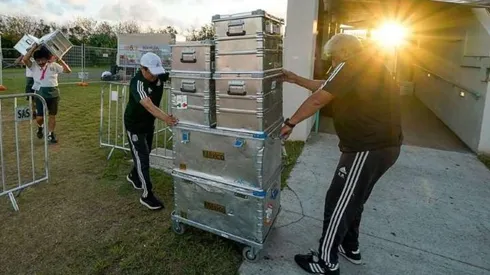 Los jefes de utilería tuvieron que quedarse afuera del vestidor para cuidar sus objetos.