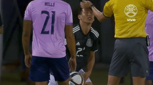 El golpe del árbitro al Chucky Lozano con música se viralizó en las redes