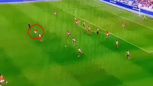 Foto de Arturo Vidal recuperando el balón.