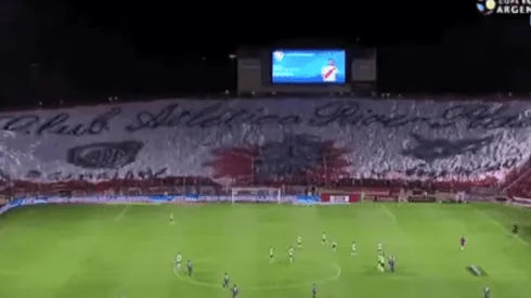 Una locura: la bandera que desplegó la hinchada de River en Mendoza