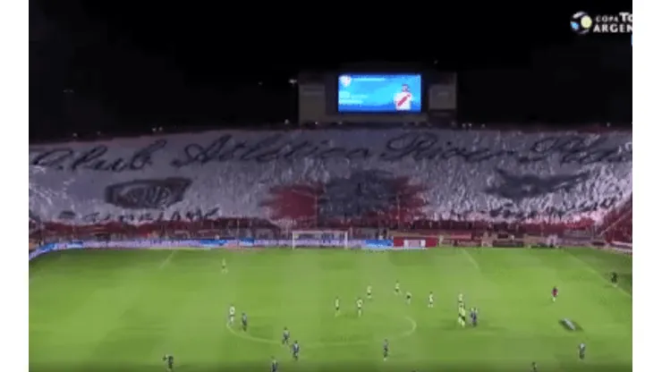 Una locura: la bandera que desplegó la hinchada de River en Mendoza