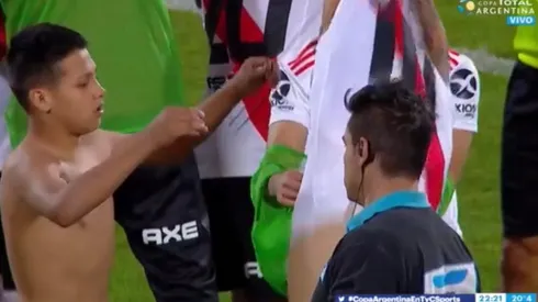 Es un fenómeno: Quintero le regaló la Diez a un hincha de River