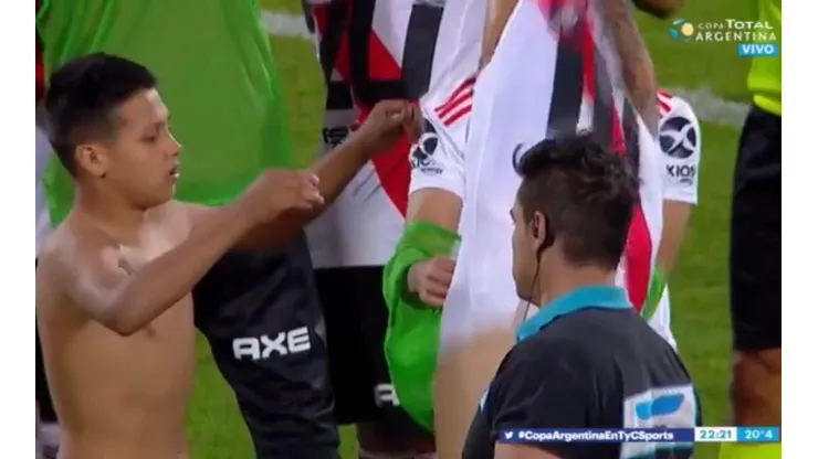 Es un fenómeno: Quintero le regaló la Diez a un hincha de River