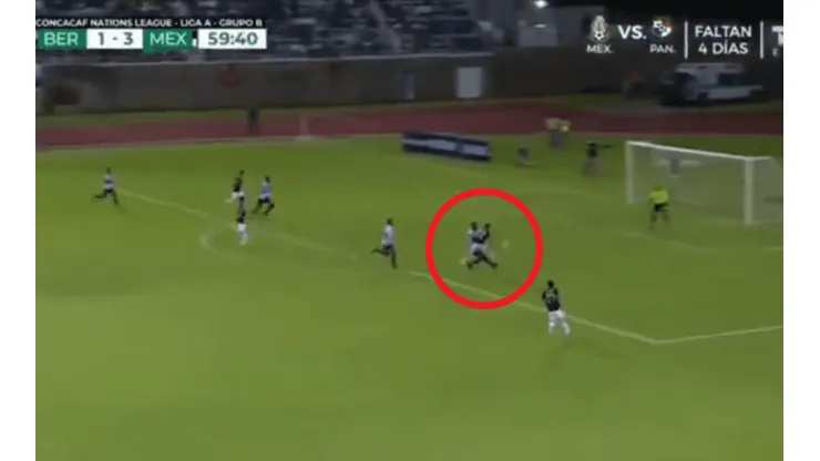 El Chucky Lozano agarró la pelota de sobrepique para marcar el cuarto tanto de México