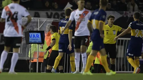 Árbitro brasileño y VAR argentino: confirmados los jueces para el Boca-River