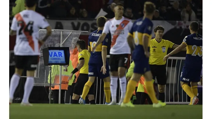 Árbitro brasileño y VAR argentino: confirmados los jueces para el Boca-River