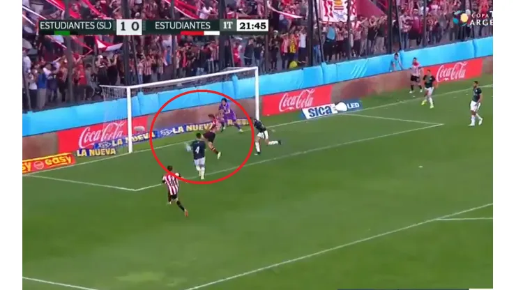 Retegui le pegó como nosotros, pifió abajo del arco ¡pero la pelota había entrado!
