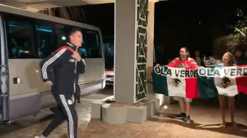 Los jugadores de México no saludaron a ¡dos! fans que los recibieron en Bermudas y estalló Twitter