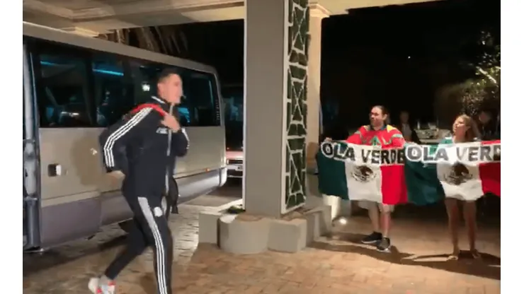 Los jugadores de México no saludaron a ¡dos! fans que los recibieron en Bermudas y estalló Twitter