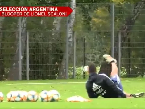 Scaloni quiso patear al arco y terminó tirado en el pasto que entrena la Selección Argentina