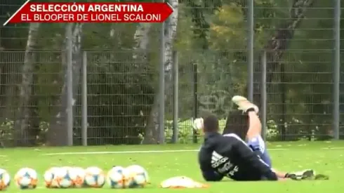 Scaloni quiso patear al arco y terminó tirado en el pasto que entrena la Selección Argentina