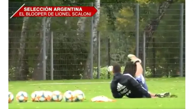 Scaloni quiso patear al arco y terminó tirado en el pasto que entrena la Selección Argentina