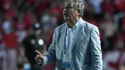 Millonarios metió tres centrales, pero terminó con uno y perdió 2-0 contra Tolima