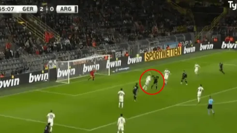 Entró y en tres minutos mojó: Alario metió un cabezazo espectacular y descontó para Argentina