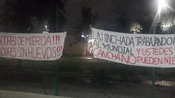 Aficionados de Monterrey cuelgan banderas en reclamo a su equipo