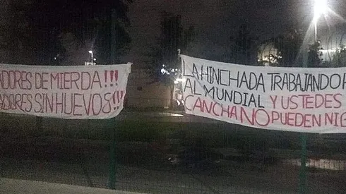 Aficionados de Monterrey cuelgan banderas en reclamo a su equipo