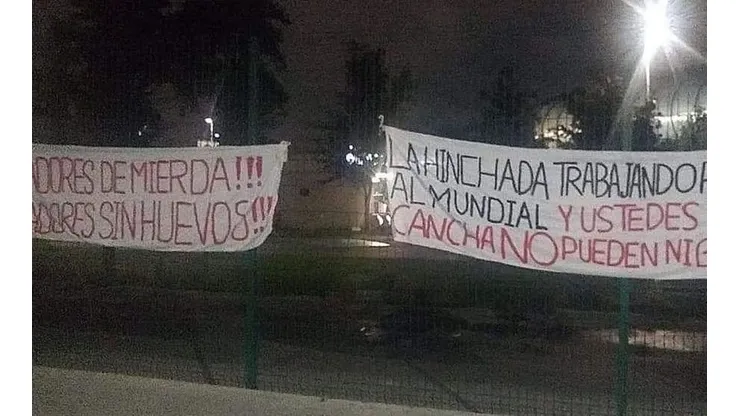 Aficionados de Monterrey cuelgan banderas en reclamo a su equipo