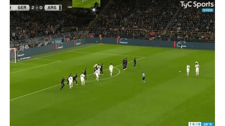 Era un golazo: Brandt le rompió el travesaño a Argentina de tiro libre