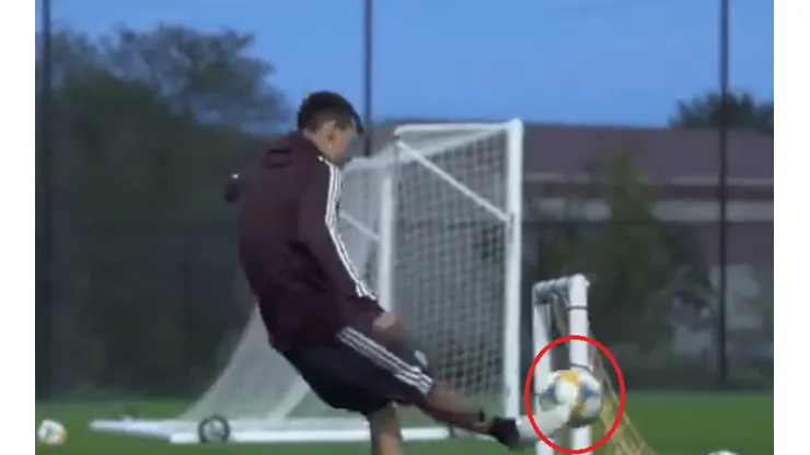 La perla de Chucky Lozano en el entrenamiento de la Selección de México