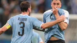 Giménez hace zaga con Diego Godín en Uruguay.