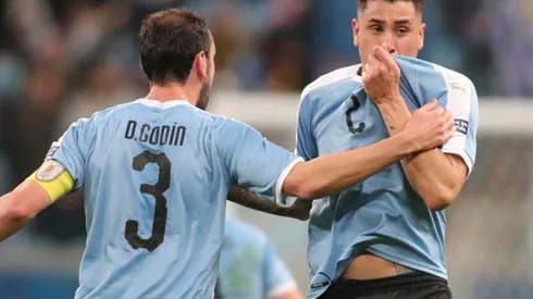 Giménez hace zaga con Diego Godín en Uruguay.