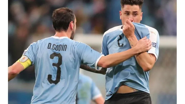 Giménez hace zaga con Diego Godín en Uruguay.