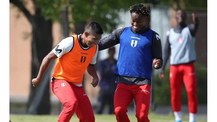 Flores juega en el fútbol mexicano, mientras Carrillo en Arabia.