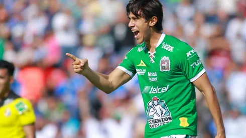 León le comprará a Chivas el pase de Macías para venderlo a Europa