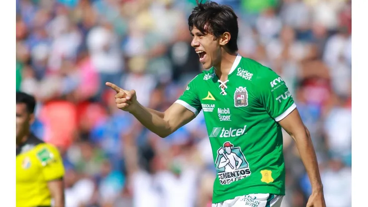 León le comprará a Chivas el pase de Macías para venderlo a Europa