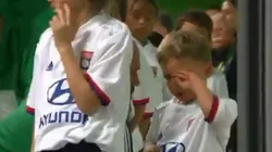 El niño llorando de forma desconsolada.