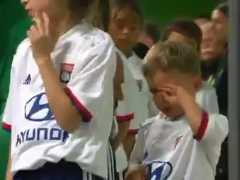 El arquero de Saint-Etienne entró con su hijo... ¡pero al niño lo hicieron vestir la camiseta del rival y lloró!