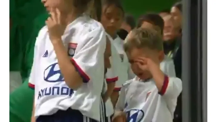 El niño llorando de forma desconsolada.