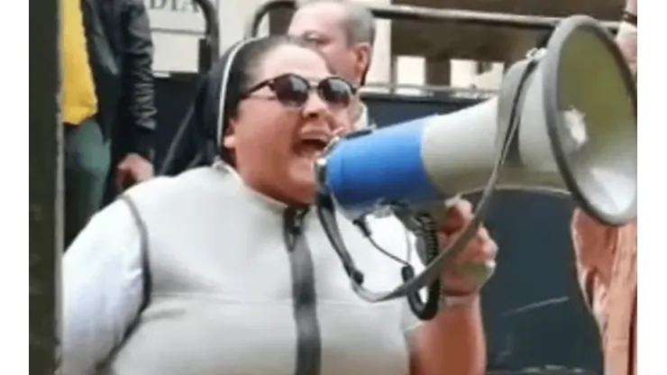Monja satánica salió a apoyar al "sagrado Uribe" y estallaron todas las redes