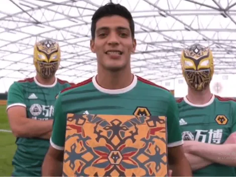Sin Cara quedó fascinado con el regalo de Raúl Jiménez