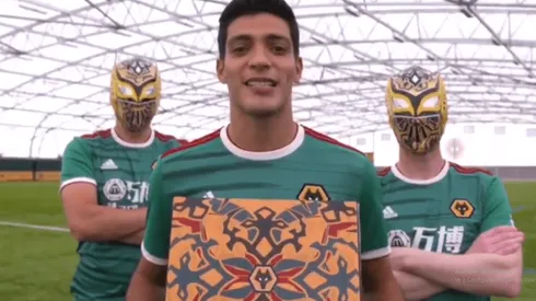 Sin Cara quedó fascinado con el regalo de Raúl Jiménez